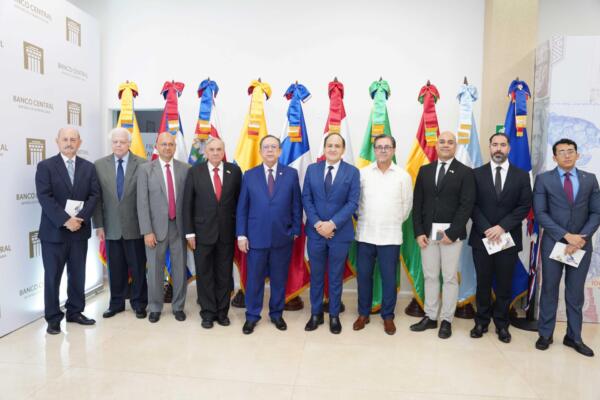 Héctor Valdez Albizu junto a delegación embajadores invitados. Foto: BCRD