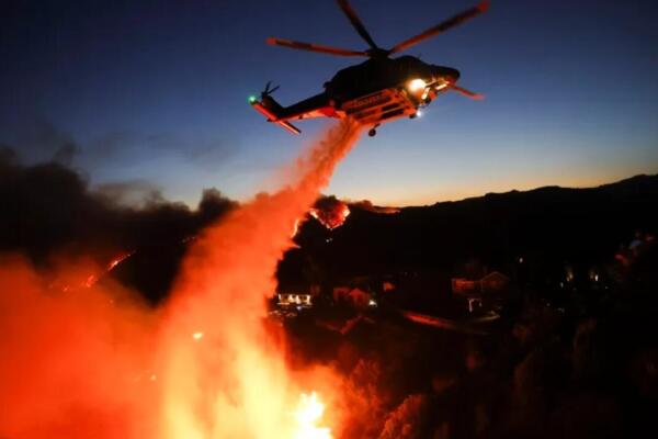 Helicóptero sofocando las llamas en el incendio del Sur de California. Foto: Fuente Externa.