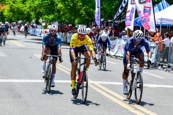 En la categoría Máster B, Damián Estévez (Gallo Pelón Road Team) superó a su coequipero y líder de la general, Michel Pedroso Moreno, al entrar de primero tras completar los 40 minutos y dos vueltas en 44:35.591. Randy Sánchez (Fuetiao Cycling Team) fue tercero con 45:04.059.