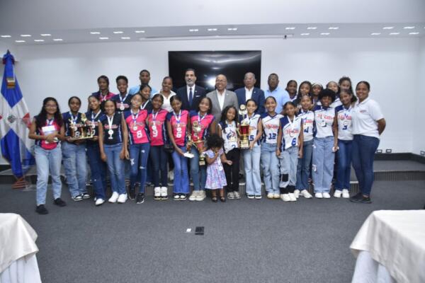 El evento culminó con una foto oficial que inmortalizó este encuentro entre el deporte y la política, demostrando que el voleibol femenino dominicano no solo está en buenas manos, sino que también es un pilar fundamental para el desarrollo del país.

