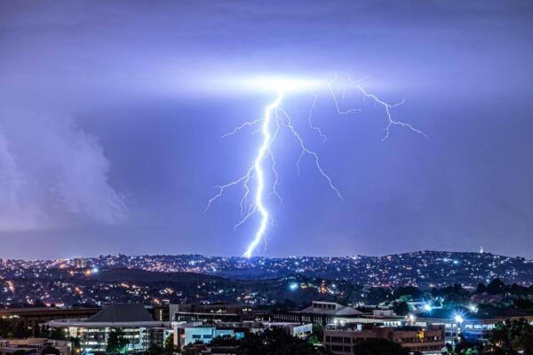 Ciudad impactada por tormenta eléctrica. Foto: Fuente Externa.