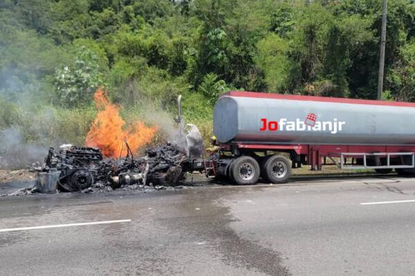 Momento en que camión se incendia en la autopista Duarte.