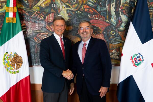 El ministro de Relaciones Exteriores, Roberto Álvarez, y su homólogo mexicano, Juan Ramón de la Fuente. Foto: fuente externa