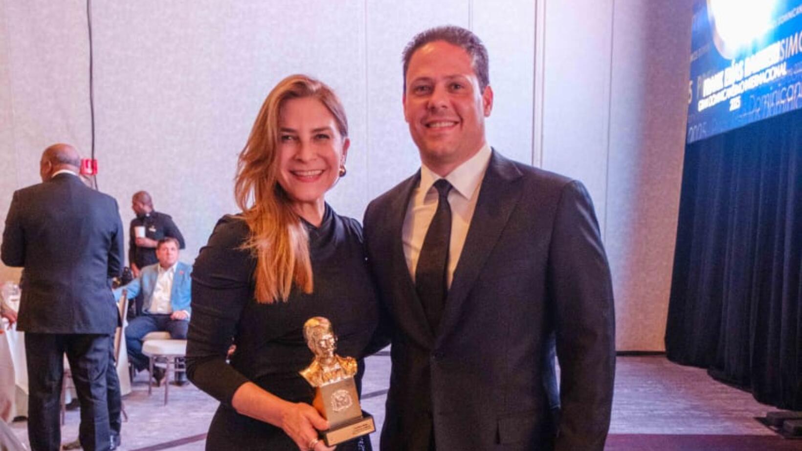 Carolina Mejía recibe premio