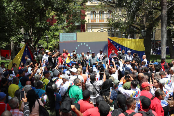 Varias personas participando en la jornada de alistamiento del chavismo este viernes, en Caracas (Venezuela). EFE/ Miguel Gutiérrez