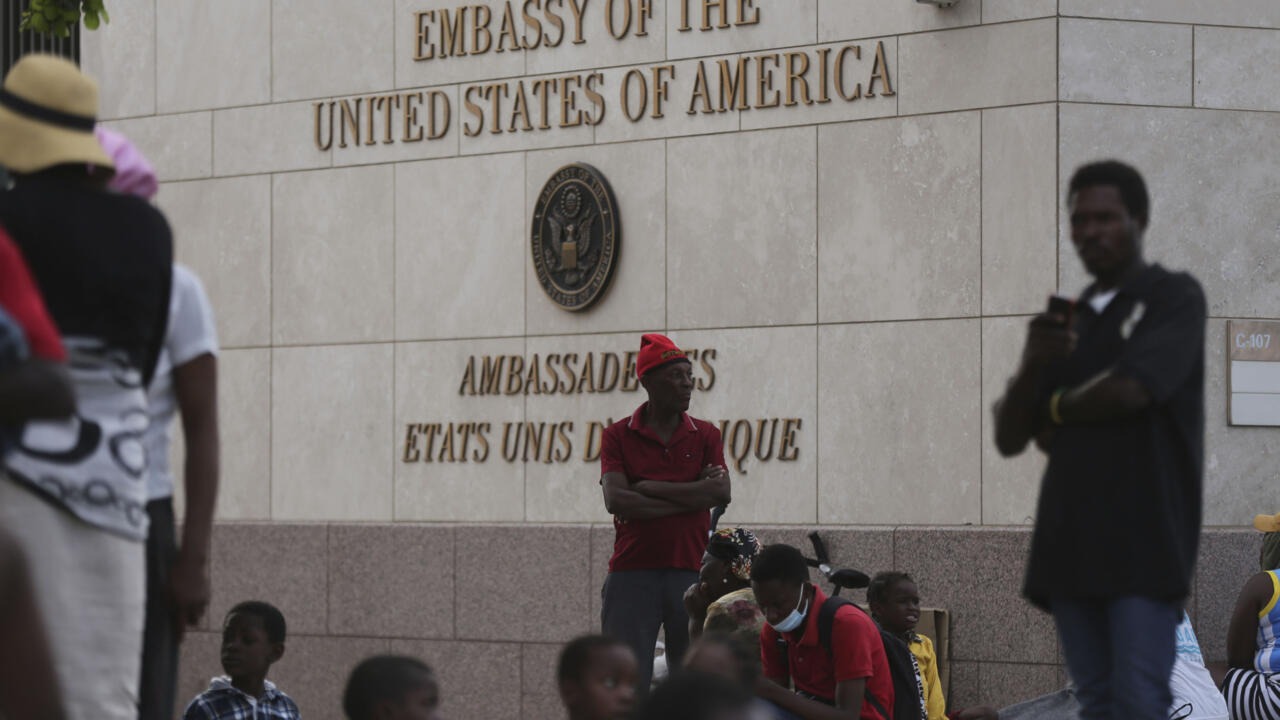 La embajada de Estados Unidos en Haití cerró este lunes sus puertas debido a fuertes tiroteos en sus alrededores en la capital del país, Puerto Príncipe, en medio de una profunda crisis