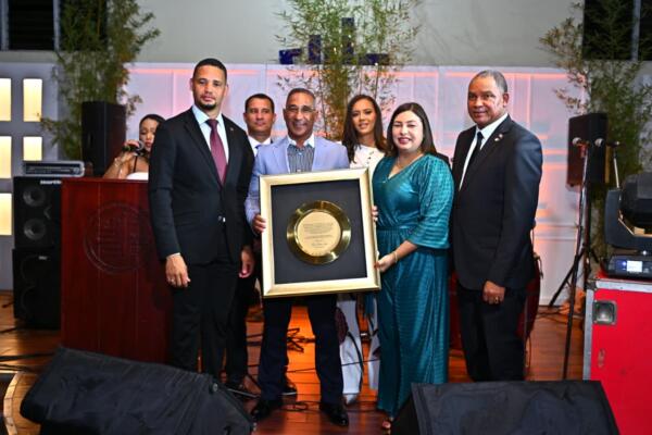  El Colegio Dominicano de Ingenieros, Arquitectos y Agrimensores (Codia Regional Norte) distinguió este viernes al Arq. Alexis Sosa con el reconocimiento 
