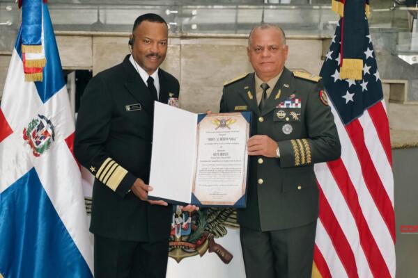 La agenda oficial incluyó reuniones de alto nivel con el ministro de Defensa, teniente general Carlos Antonio Fernández Onofre. Foto: Fuente externa 