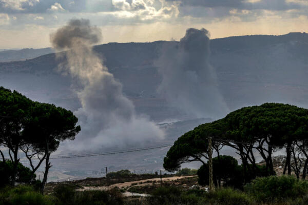 Esta fotografía, tomada desde la zona de Marjayoun, en el sur del Líbano, muestra columnas de humo elevándose desde el área de al-Khardali tras un ataque aéreo israelí el 31 de julio de 2025.