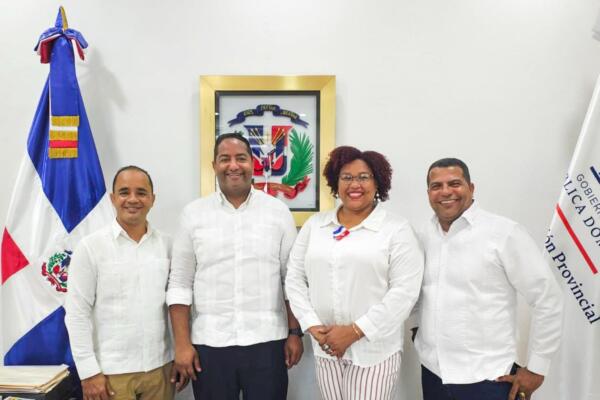 Presidente del Consejo Nacional de Discapacidad (Conadis) junto a autoridades de Pedernales. 