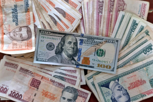 Fotografía del 10 de agosto de 2025 que muestra billetes del Banco Central de Cuba y un dolar de Estados Unidos, en La Habana (Cuba). EFE/ Ernesto Mastrascusa