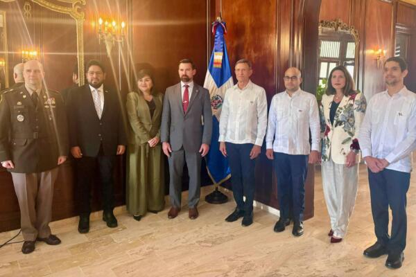 Funcionarios de EE.UU. junto a diplomáticos dominicanos
Foto: fuente externa