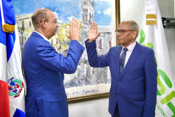 El coordinador del Gabinete de Transporte, Deligne Ascención junto a Onésimo Antonio Gonzáles en el acto de juramento. (Foto/fuente externa)