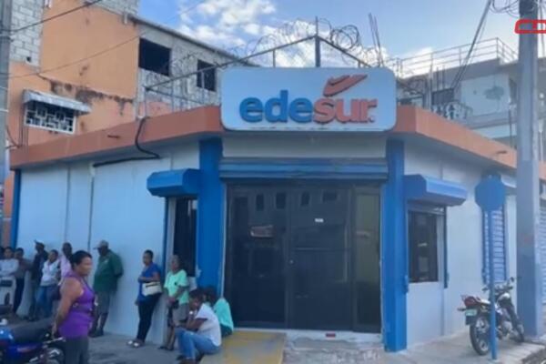 Dirigentes comunitarios y moradores de diversos barrios en Villa Altagracia denuncian constantes apagones y piden soluciones. 