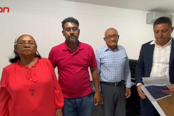 Denuncian que más de 50 hombres armados con machetes y armas de fuego ilegales invadieron el lugar.
