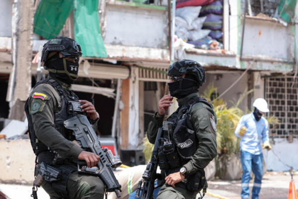 Miembros del Grupo de Operaciones Especiales (GOES) de la Policía Nacional de Colombia vigilan el lugar donde explotó una bomba el día anterior en Cali, Colombia, el 22 de agosto de 2025. (Foto de Iusef Samir Rojas / AFP)