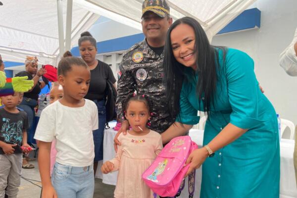 Cada estudiante recibió una mochila equipada con cuadernos, lápices, lapiceros y demás materiales básicos.