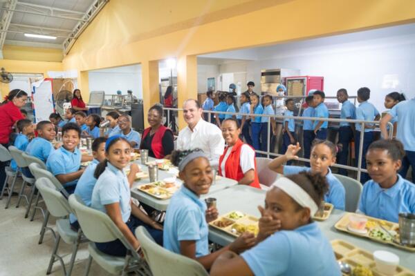 Director de Inabie Adolfo Pérez en un cálido almuerzo con estudiantes del Centro Educativo General Antonio Duvergé Duval en el D.N. (Foto/externa)