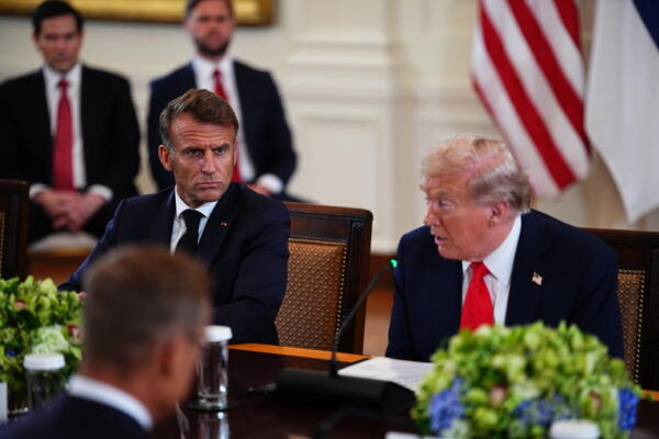 El presidente francés, Emmanuel Macron (i), escucha a Donald Trump en la Casa Blanca en Washington, DC., el 18 de agosto de 2025. EFE/AARON SCHWARTZ / POOL