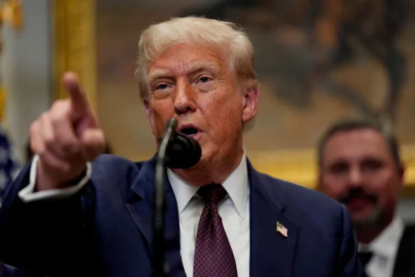 Trump dice que interrumpió toda financiación a Colombia y que Petro es un 