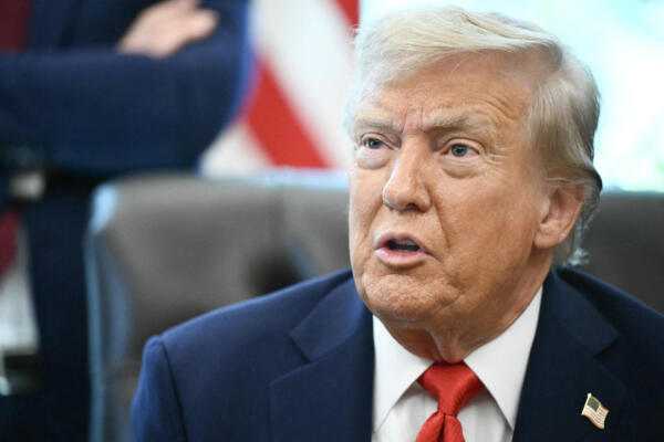El presidente de Estados Unidos, Donald Trump, habla con la prensa después de firmar una orden ejecutiva que busca poner fin a la fianza sin efectivo, en la Oficina Oval de la Casa Blanca en Washington, DC, el 25 de agosto de 2025. (Foto de Mandel NGAN / AFP)

