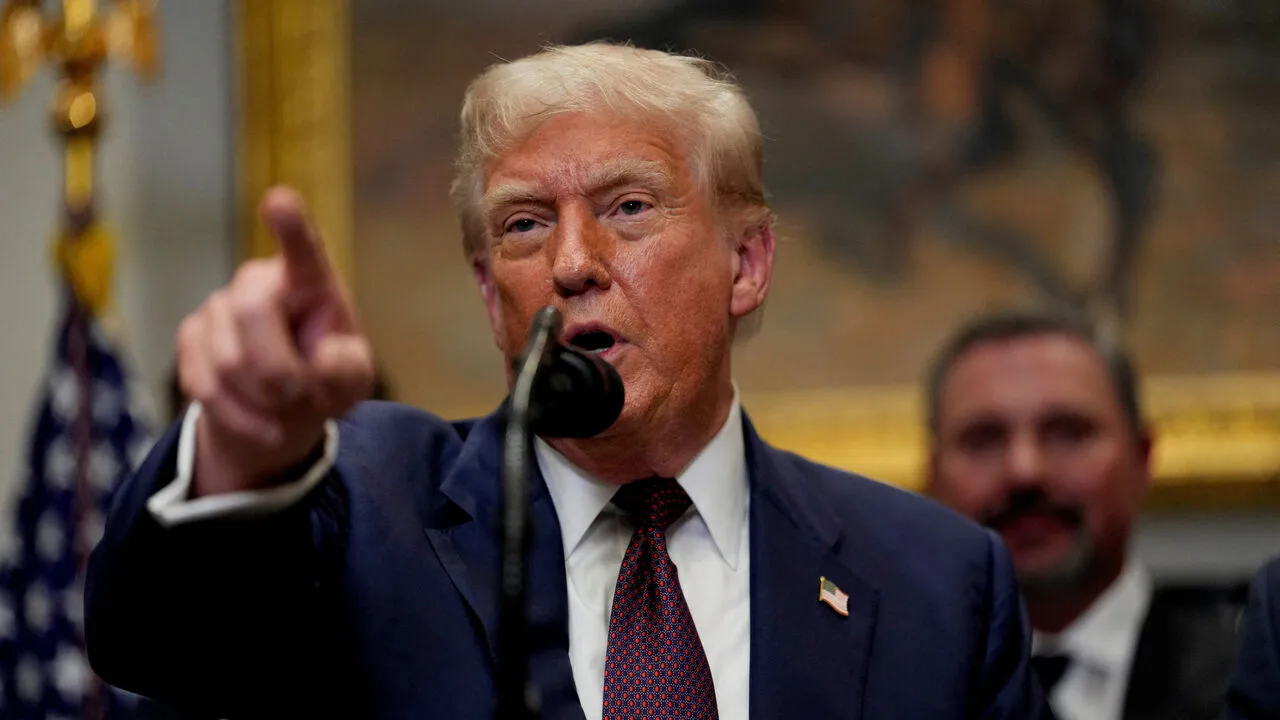Trump dice que interrumpió toda financiación a Colombia y que Petro es un "maleante"