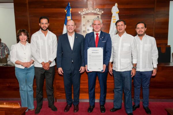 El Dr. David B. Samadi junto al Concejo de Regidores de la Alcaldía de Santiago y el empresario Manuel Estrella. Foto: Alcaldía de Santiago.