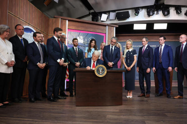 5 DE AGOSTO: El presidente de Estados Unidos, Donald Trump, firma una orden ejecutiva en el Auditorio South Court del Edificio de Oficinas Ejecutivas Eisenhower el 5 de agosto de 2025 en Washington, D.C. (Foto de WIN MCNAMEE / GETTY IMAGES NORTH AMERICA / Getty Images vía AFP)