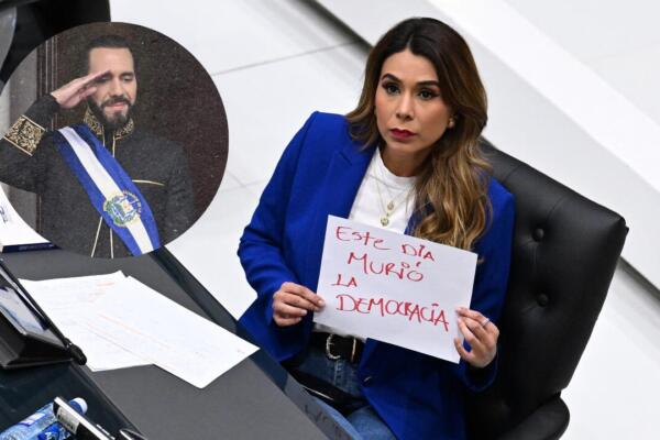 La diputada opositora de Arena, Marcela Villatoro, sostiene un cartel que dice 