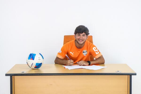 Abraham Mejía, oriundo de Santo Domingo, comenzó a jugar fútbol a los cinco años y tras un paso por Santa Fe FC, se unió a las categorías inferiores de Cibao FC en 2025. 