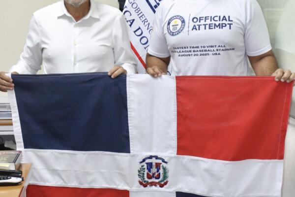 El director de la Oficina del Comisionado Nacional de Béisbol, Junior Noboa, despidió en su despacho a Jepssy Beltré, conocido como “El fanático de la Patria”, quien parte este miércoles hacia Arizona para dar inicio a una gira por los 30 estadios de Grandes Ligas en 25 días, lo que establecería un nuevo récord Guinness.