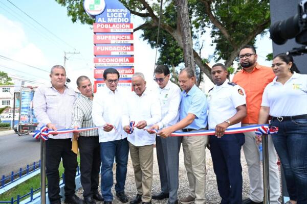 El senador Daniel Rivera, durante la inauguración del monolito en Licey al Medio. (Foto/Externa)