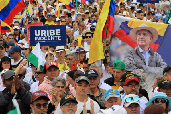Personas protestan en apoyo al expresidente colombiano Álvaro Uribe en Medellín, Colombia, el 7 de agosto de 2025. Uribe, presidente de Colombia entre 2002 y 2010, fue sentenciado a 12 años de arresto domiciliario el 1 de agosto de 2025, tras ser declarado culpable de intentar sobornar a testigos en una investigación sobre sus vínculos con paramilitares. 
(Foto de JAIME SALDARRIAGA / AFP)
