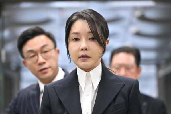 La ex primera dama de Corea del Sur, Kim Keon Hee, esposa del ex presidente surcoreano destituido Yoon Suk Yeol, llega a un tribunal para asistir a una audiencia para revisar su orden de arresto. Seúl, Corea del Sur, el 12 de agosto de 2025. EFE/EPA/JUNG YEON-JE / POOL