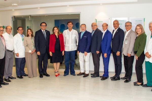 Manuel Estrella junto a ejecutivos Unión Médica
Foto: fuente externa