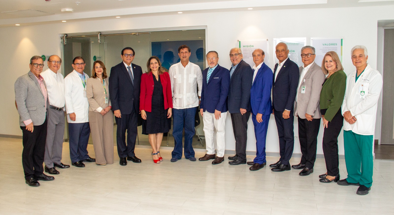 Manuel Estrella junto a ejecutivos Unión Médica Foto: fuente externa