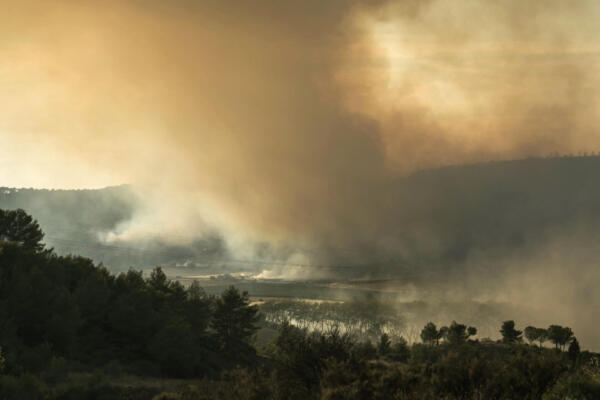 Un incendio que se declaró la tarde del 5 de agosto de 2025 en Ribaute (Aude) quemó 4.000 hectáreas de bosque y monte bajo en tan solo unas horas antes de llegar al pueblo de Saint-Laurent-de-la-Cabrerisse, donde se quemaron varias casas. (Foto de Idriss BIGOU-GILLES / AFP)