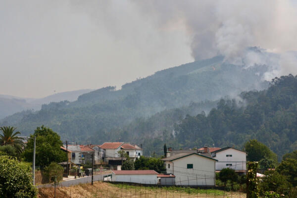 Vista del incendio en las inmediaciones del pueblo de Nespereiras, en el concejo luso de Arouca. EFE/Carlos García