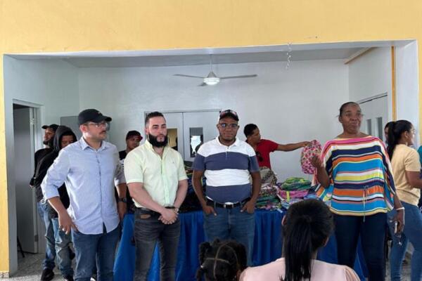 Fundación Guerrero Valera y Movimiento Sur Clean realizan entrega de mochilas en sectores vulnerables de Peravia. Foto: fuente externa