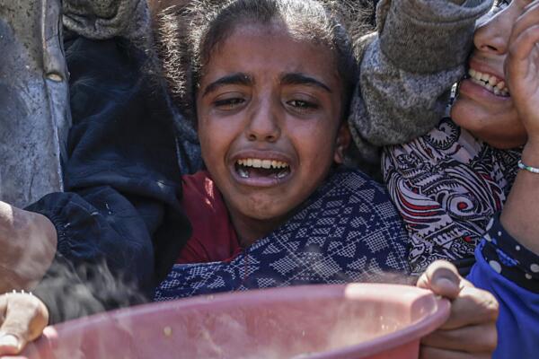 Una niña palestina desplazada internamente llora con un recipiente en las manos mientras espera para recibir alimentos en una cocina de caridad, en la ciudad de Gaza, en una fotografía del 4 de agosto de 2025. EFE/EPA/MOHAMMED SABER