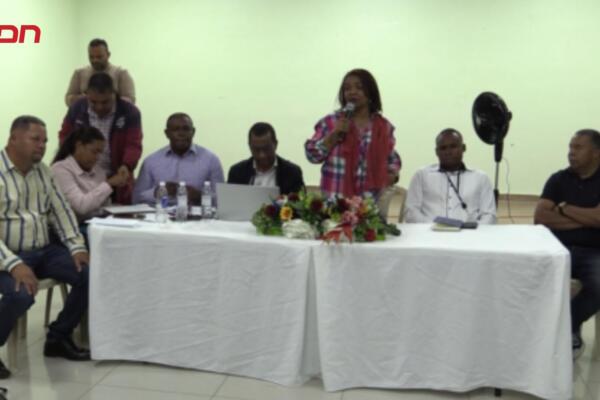 Gobernación de San Juan promete reparar y ampliar escuelas tras reunión con maestros y padres.