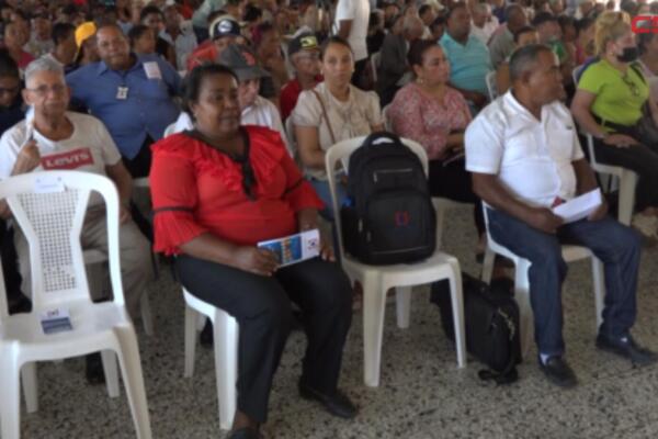Más de 4 mil personas serán beneficiadas con programa de titulación en Santiago.