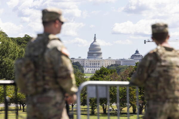Fotografía del Capitolio de los Estados Unidos y miembros de la Guardia Nacional en Washington DC. EFE/Jim Lo Scalzo