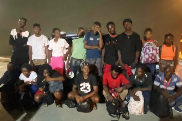  Soldados del Ejercito de Republica Dominicana interceptan vehículo con 16 migrantes haitianos indocumentados en la provincia Valverde. Foto: fuente externa