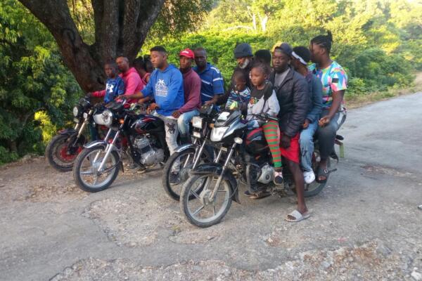 Detienen a cinco hombres cuando transportaban a 13 haitianos indocumentados en motocicletas en San Juan de la Maguana. Foto: fuente externa
