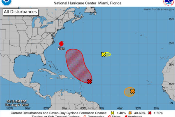 Imagen tomada de la página oficial del Centro Nacional de Huracanes (NHC, en inglés) que muestra el estado del huracán Erin este jueves. EFE/ Centro Nacional de Huracanes