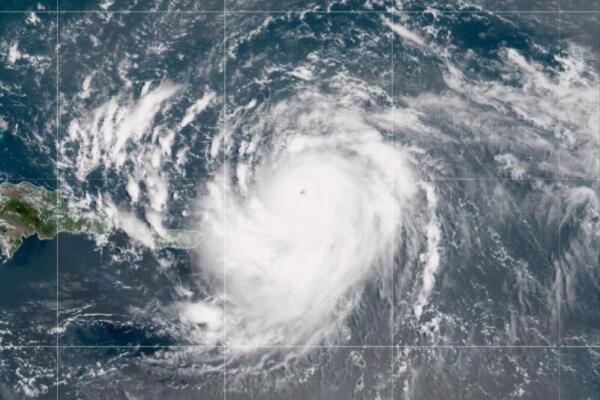 El analista meteorológico Jean Suriel informó este domingo que el ojo del Huracán Erín ya se encuentra a unos 280 kilómetros al noreste de Punta Cana, debido a la interacción de las bandas externas con la zona montañosa del territorio dominicano, el fenómeno descendió a categoría 3. Foto: fuente externa