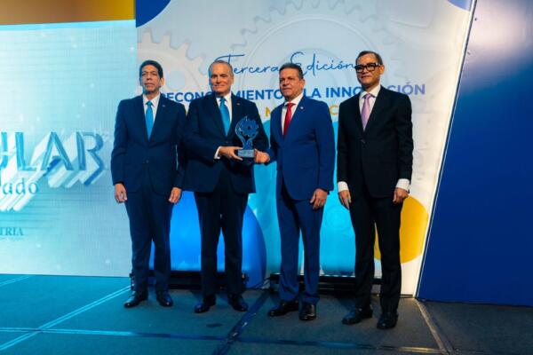 De izquierda a derecha, los señores Karel Castillo, Luis E. Espínola, Rafael Cruz y Eddy Olivares.  
Foto: fuente externa