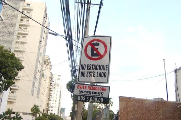 Como un proyecto piloto, empieza a implementarse en los sectores de Piattini y Naco la disposición del Intrant, que incluye multas de 5000 pesos, en busca de garantizar que los conductores respeten los 23 lugares en los que la ley 63-17 prohíbe estacionar vehículos. Fuente: externa