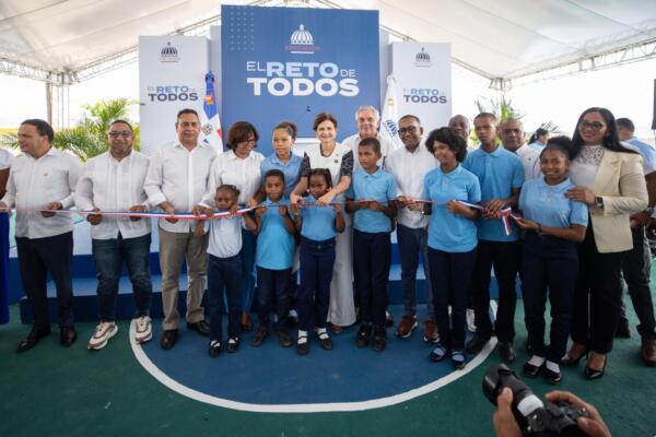 La vicepresidenta de la República, Raquel Peña, impulsa la educación y deporte con la inauguración de un polideportivo en Monte Plata. Foto: fuente externa
